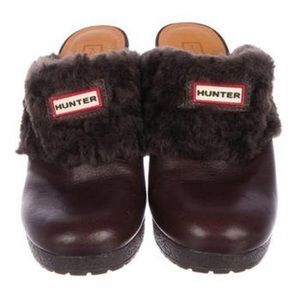 HUNTER BRIWN LEATHER SHEARLING CLOGS